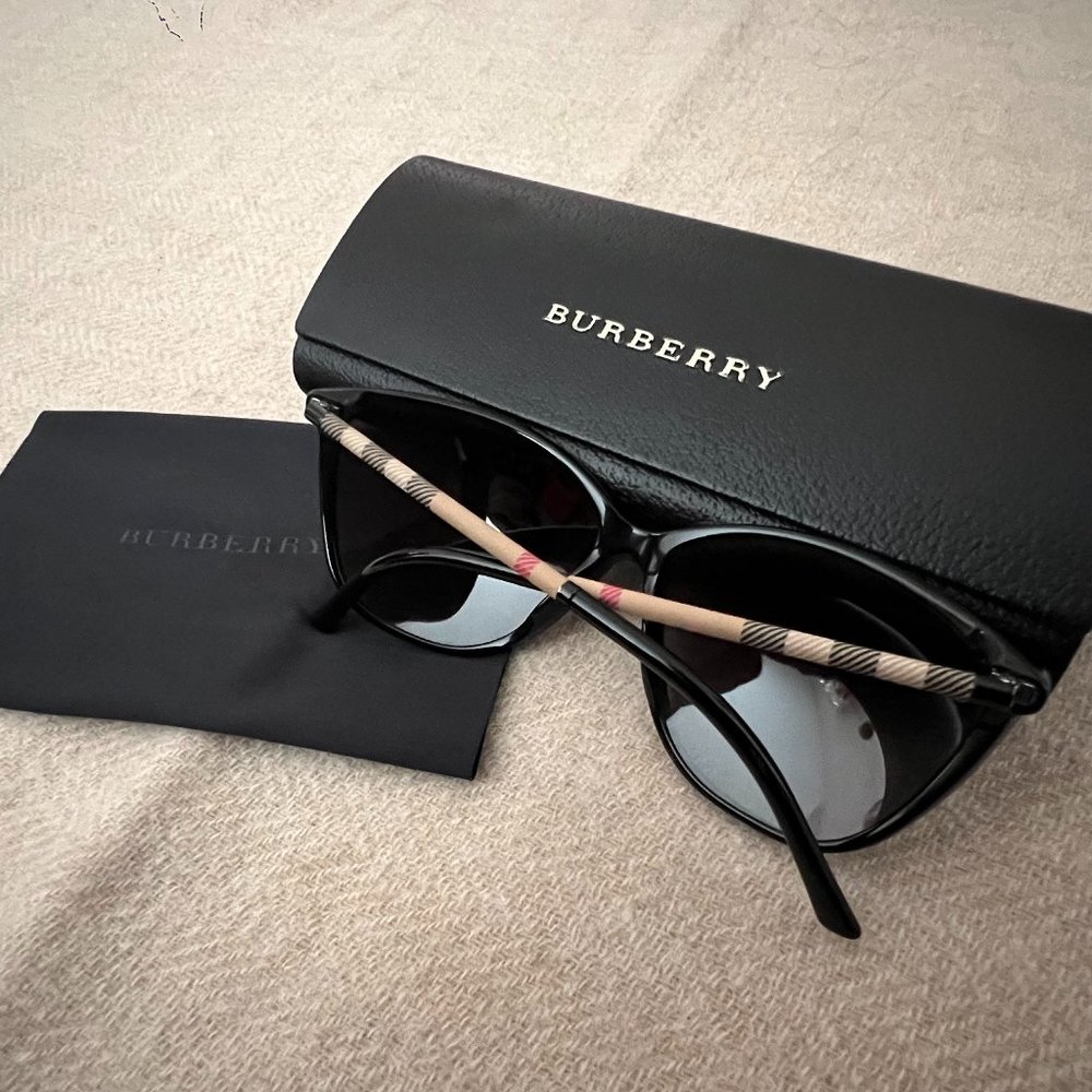 Burberry (Authentic): Women's Sunglasses with Case